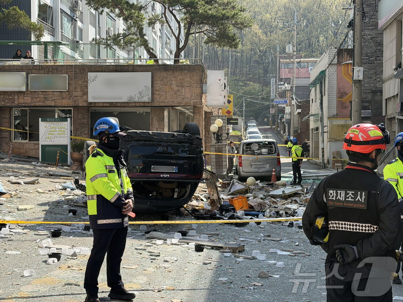 본문 이미지 - 13일 오전 3시 59분쯤 충북 청주시 흥덕구 봉명동의 한 상가 건물에서 가스 누출로 추정되는 폭발 사고가 발생해 주변 건물 유리창이 파손되고 주차된 차량이 뒤집혀진 모습. 2026.4.13 ⓒ 뉴스1 장예린 기자
