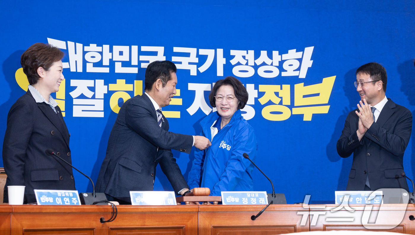 (서울=뉴스1) 이승배 기자 = 정청래 더불어민주당 대표가 13일 서울 여의도 국회에서 열린 경기도지사 후보 환영식에서 추미애 후보에게 당 점퍼를 입혀주고 있다. 2026.4.13 …