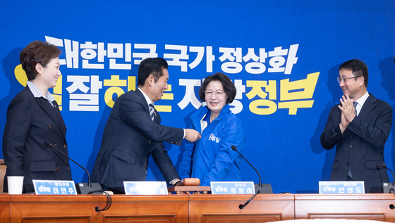 추미애 후보에게 당 점퍼 입혀주는 정청래 대표