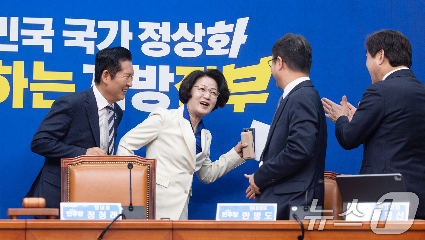 (서울=뉴스1) 이승배 기자 = 추미애 더불어민주당 경기도지사 후보가 13일 서울 여의도 국회에서 환영식을 마치고 회의장을 나서며 달리기 포즈를 취하고 있다. 2026.4.13/뉴 …