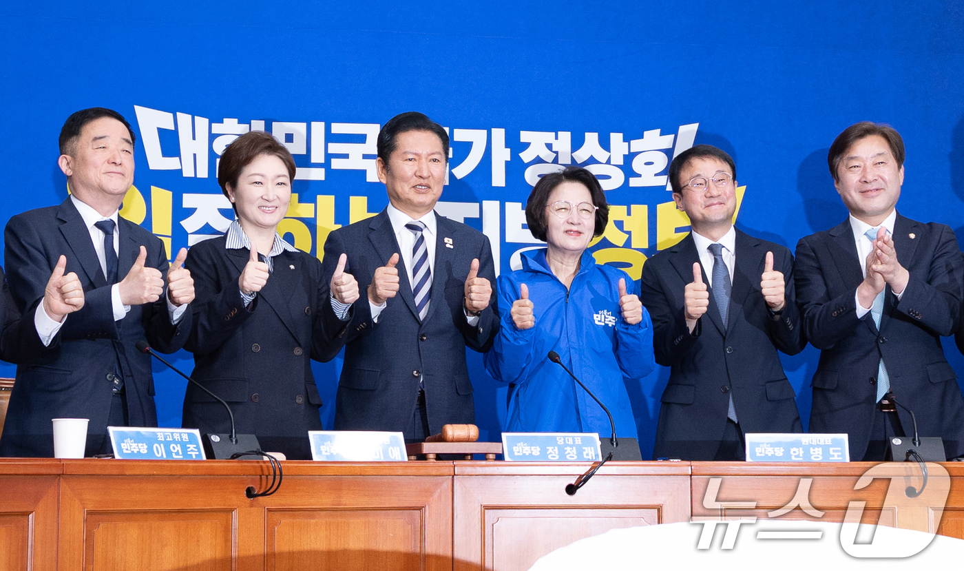 (서울=뉴스1) 이승배 기자 = 정청래 더불어민주당 대표가 13일 서울 여의도 국회에서 열린 경기도지사 후보 환영식에서 추미애 후보를 비롯한 최고위원들과 기념촬영하고 있다. 202 …