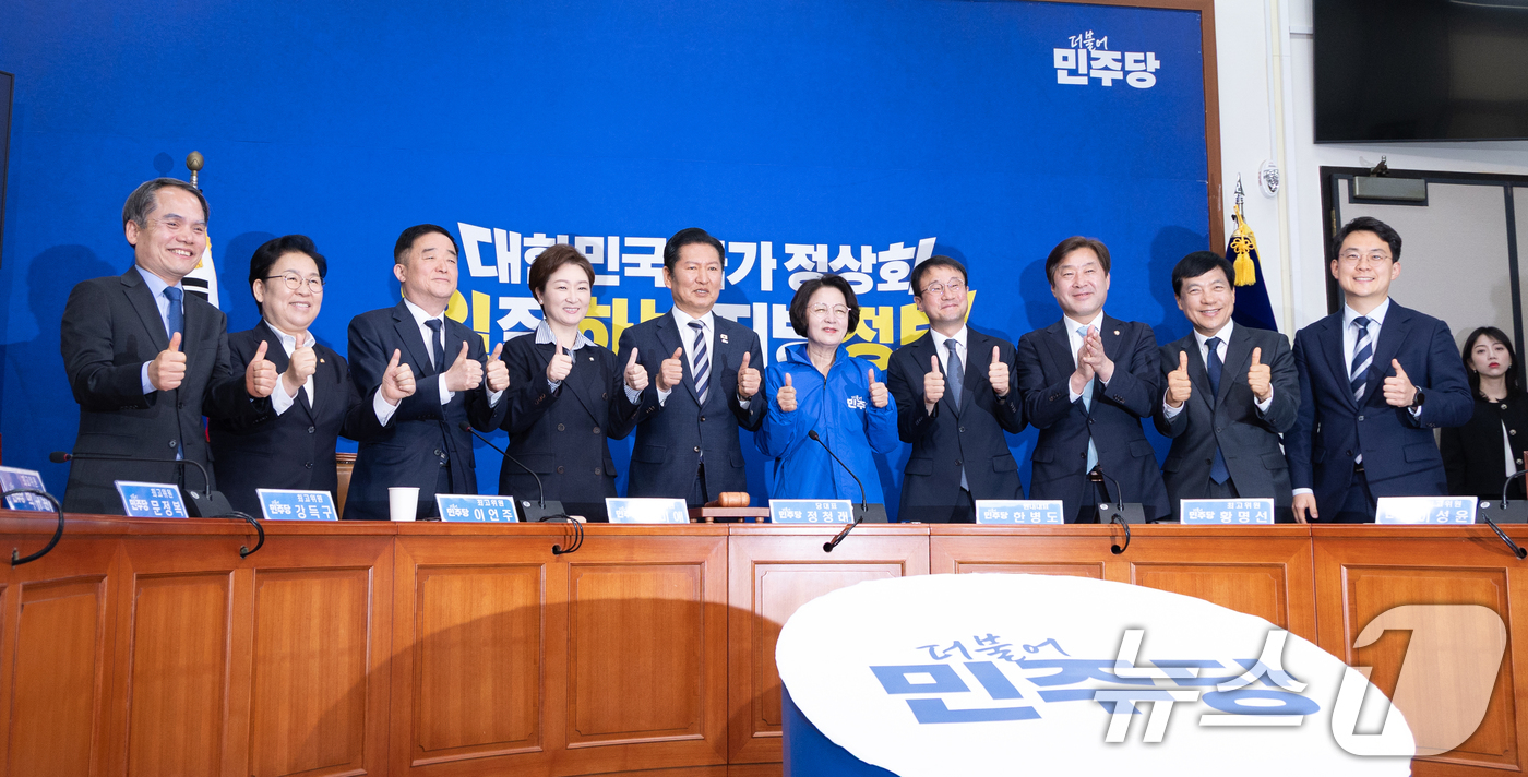 (서울=뉴스1) 이승배 기자 = 정청래 더불어민주당 대표가 13일 서울 여의도 국회에서 열린 경기도지사 후보 환영식에서 추미애 후보를 비롯한 최고위원들과 기념촬영하고 있다. 202 …