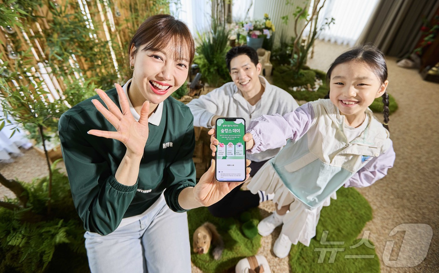 (서울=뉴스1) = SK텔레콤은 SKT와 10년 이상 함께한 장기고객을 대상으로, 에버랜드 내 ‘포레스트 캠프’에서 자연 속 휴식과 체험을 제공하는 ‘T 장기고객 숲캉스 데이’를 …