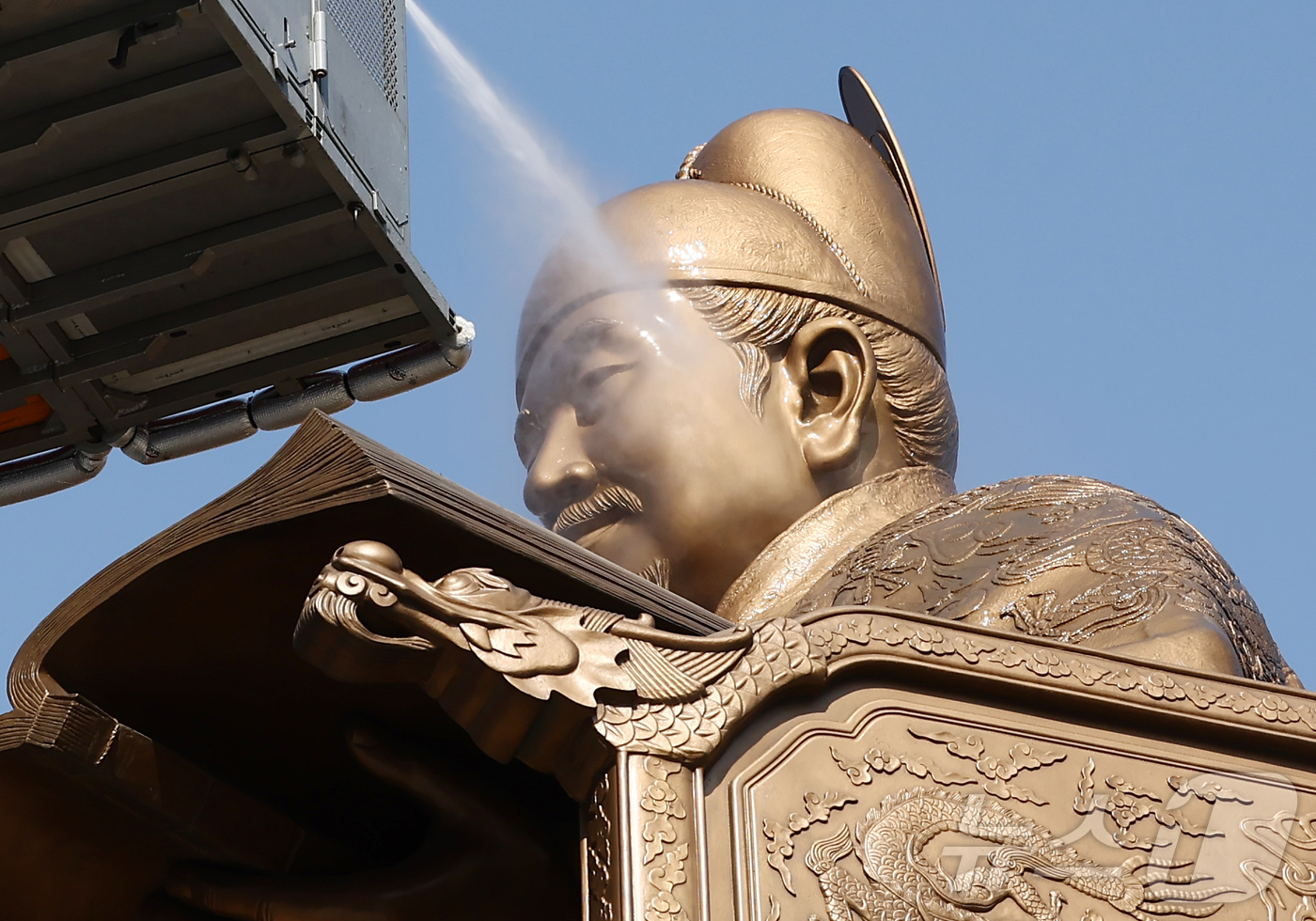 (서울=뉴스1) 김민지 기자 = 서울시 관계자들이 13일 오전 서울 종로구 세종로 광화문광장에서 세종대왕 동상을 세척하고 있다. 2026.4.13/뉴스1