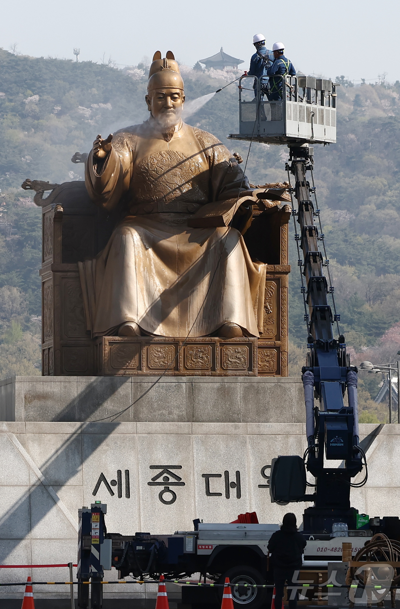 (서울=뉴스1) 김민지 기자 = 서울시 관계자들이 13일 오전 서울 종로구 세종로 광화문광장에서 세종대왕 동상을 세척하고 있다. 2026.4.13/뉴스1
