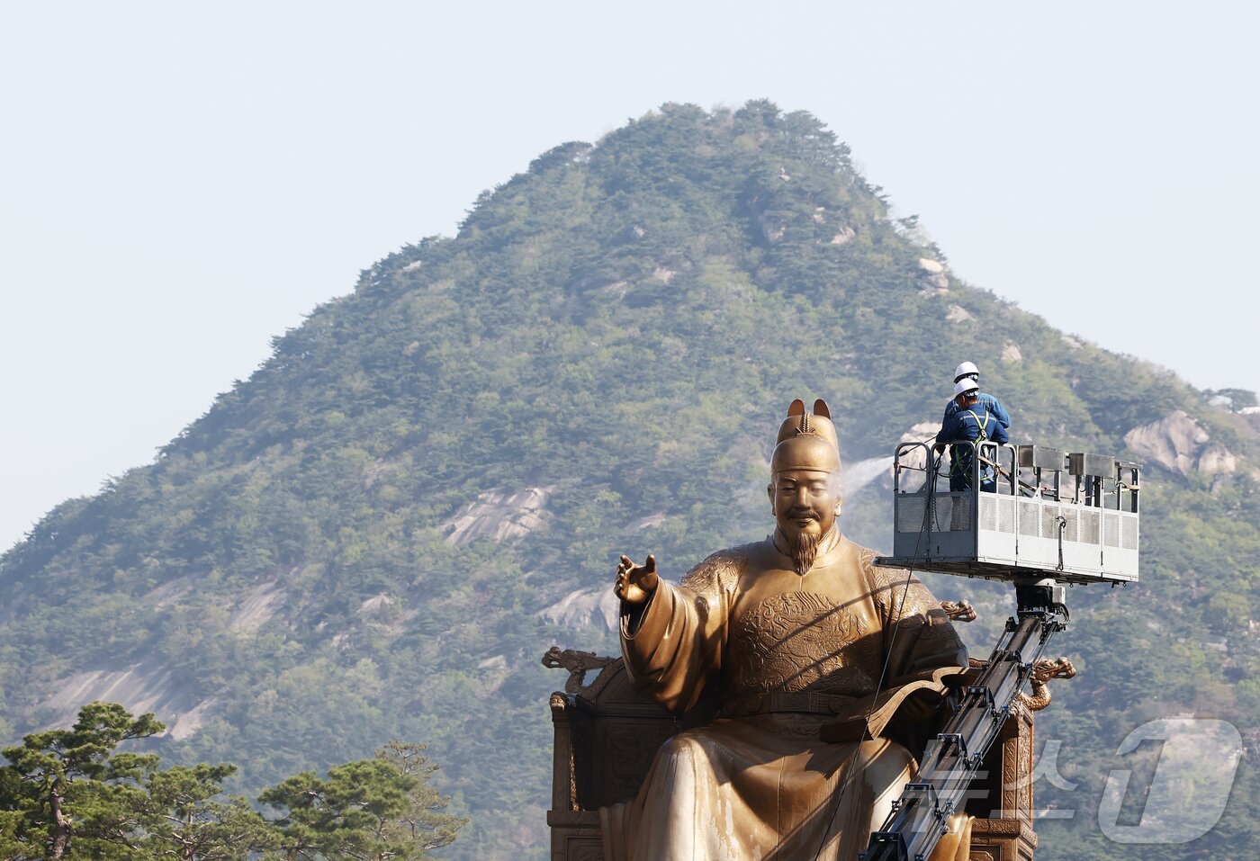 본문 이미지 - 서울시 관계자들이 13일 오전 서울 종로구 세종로 광화문광장에서 세종대왕 동상을 세척하고 있다. 2026.4.13 ⓒ 뉴스1 김민지 기자