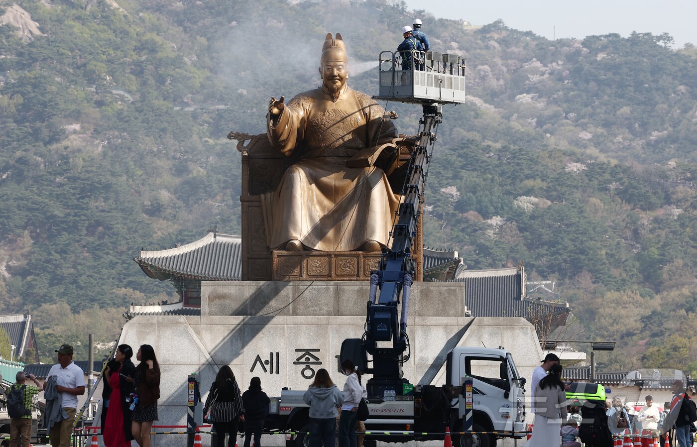 본문 이미지 - 서울시 관계자들이 13일 오전 서울 종로구 세종로 광화문광장에서 세종대왕 동상을 세척하고 있다. 2026.4.13 ⓒ 뉴스1 김민지 기자