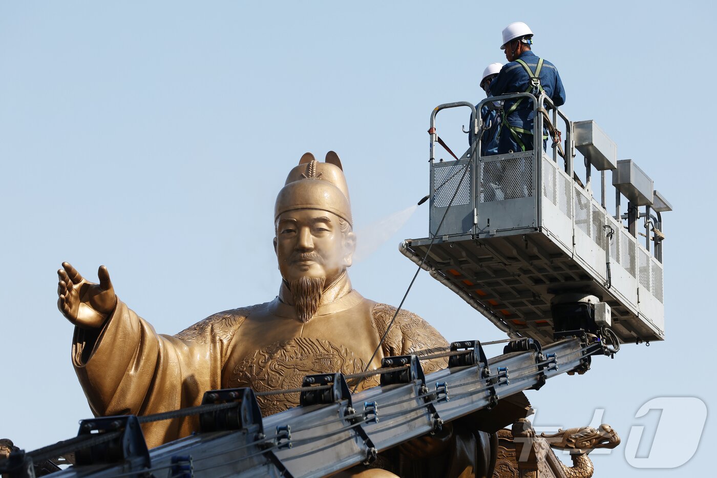본문 이미지 - 서울시 관계자들이 13일 오전 서울 종로구 세종로 광화문광장에서 세종대왕 동상을 세척하고 있다. 2026.4.13 ⓒ 뉴스1 김민지 기자