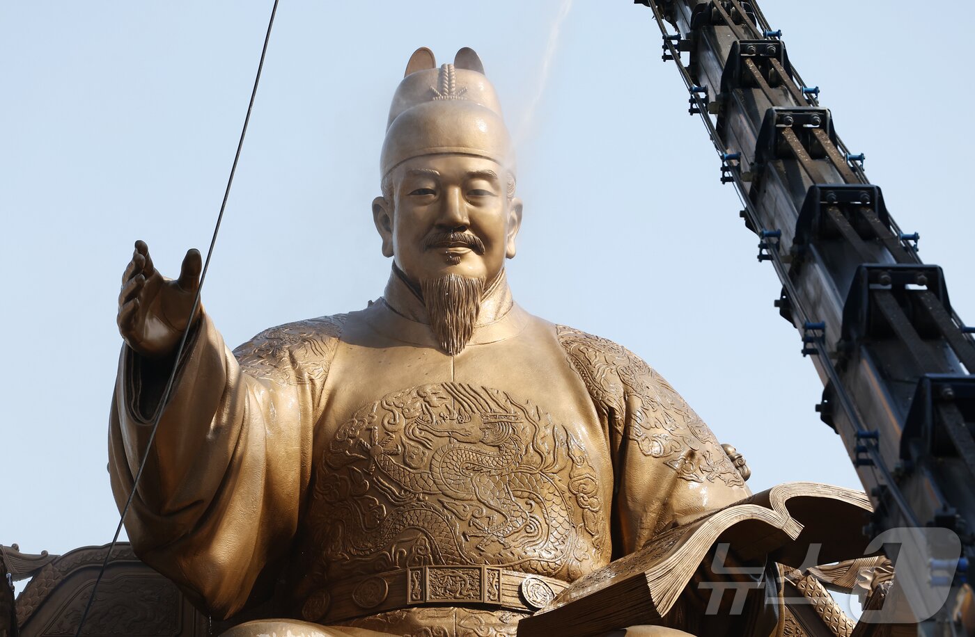 본문 이미지 - 서울시 관계자들이 13일 오전 서울 종로구 세종로 광화문광장에서 세종대왕 동상을 세척하고 있다. ⓒ 뉴스1 김민지 기자