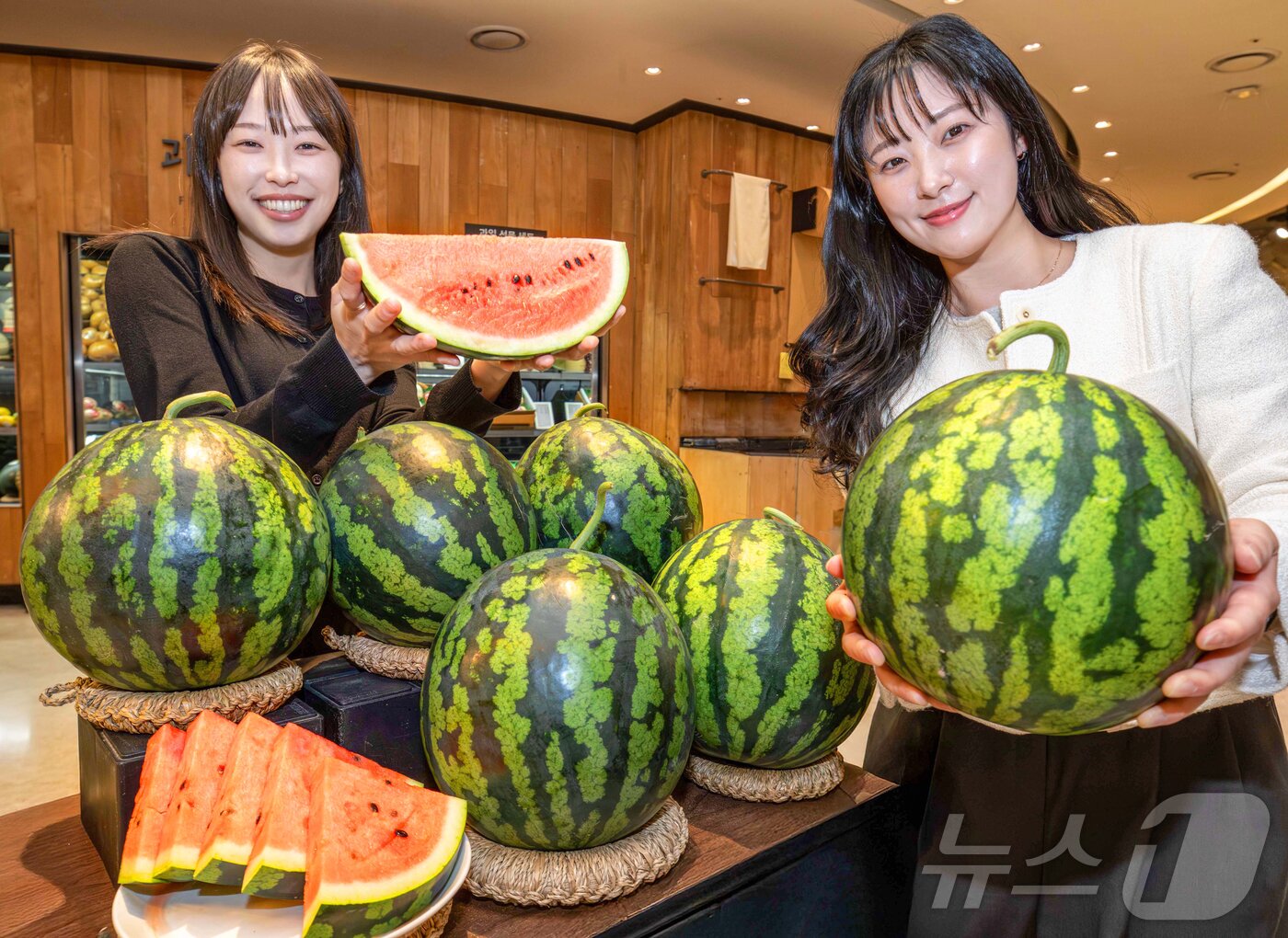 본문 이미지 - 현대백화점 판교점 지하1층 식품관에서 직원들이 '함안 참박 수박'을 소개하는 모습. (현대백화점 제공. 재판매 및 DB 금지) 