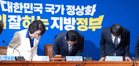 인사하는 정청래 대표와 추미애 후보