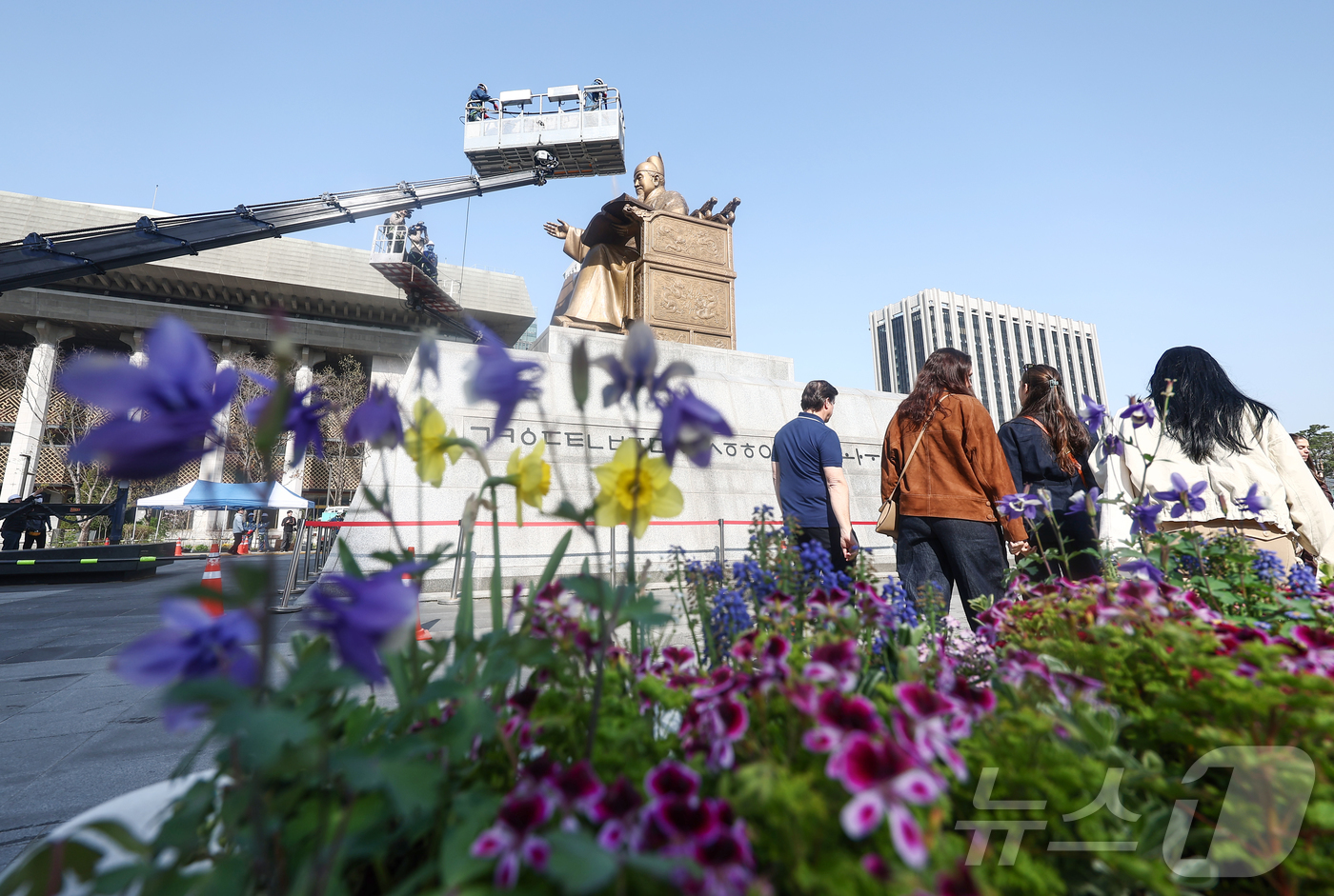 (서울=뉴스1) 김민지 기자 = 서울시 관계자들이 13일 오전 서울 종로구 세종로 광화문광장에서 세종대왕 동상을 세척하고 있다. 2026.4.13/뉴스1