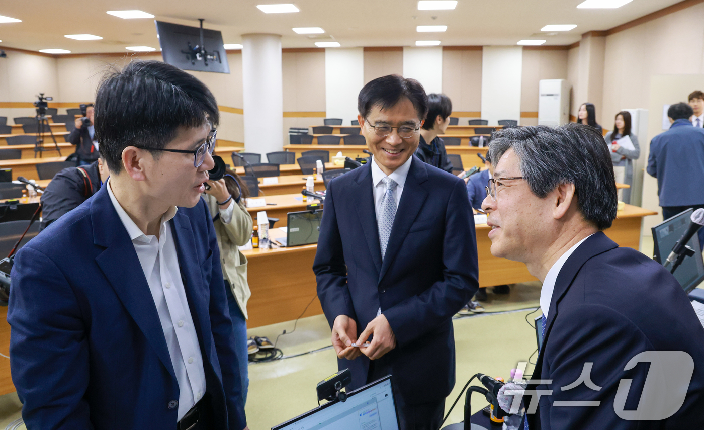 (고양=뉴스1) 안은나 기자 = 13일 오전 경기 고양시 사법연수원에서 열린 2026년도 상반기 전국법관대표회의 정기회의에서 임시의장인 문광섭 서울고등법원 부장판사(오른쪽부터)가 …