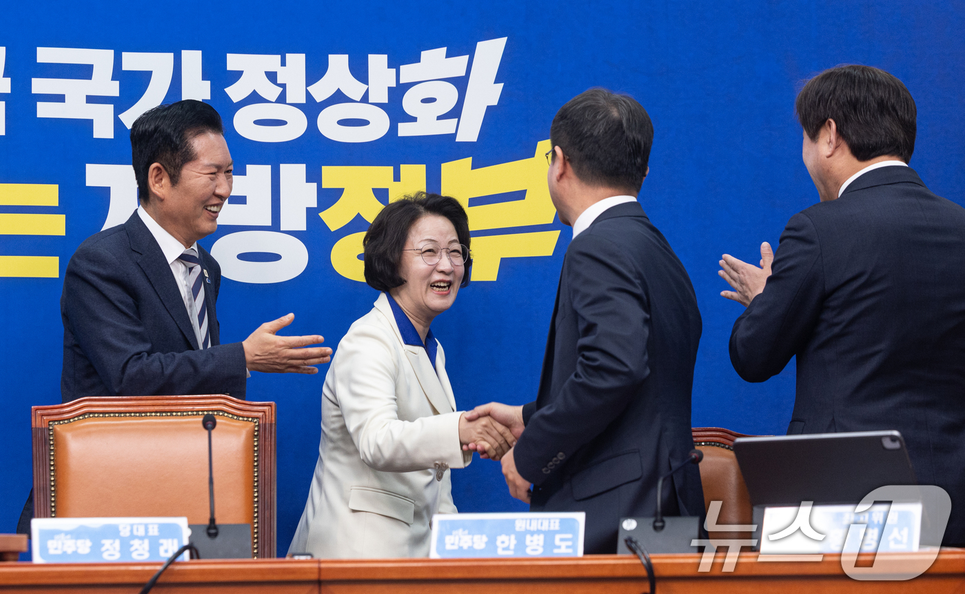 (서울=뉴스1) 이승배 기자 = 추미애 더불어민주당 경기도지사 후보가 13일 서울 여의도 국회에서 열린 환영식을 마치고 회의장을 나서며 한병도 원내대표와 악수하고 있다. 2026. …