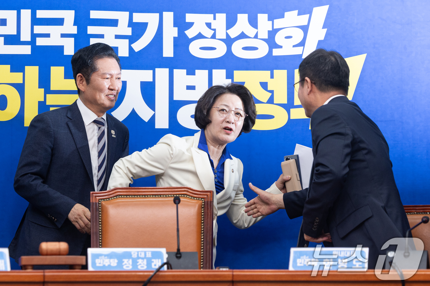 (서울=뉴스1) 이승배 기자 = 추미애 더불어민주당 경기도지사 후보가 13일 서울 여의도 국회에서 열린 환영식을 마치고 회의장을 나서며 달리기 포즈를 취하고 있다. 2026.4.1 …