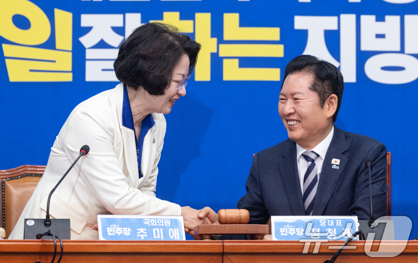 (서울=뉴스1) 이승배 기자 = 정청래 더불어민주당 대표가 13일 서울 여의도 국회에서 열린 경기도지사 후보 환영식에서 추미애 후보와 악수하고 있다. 2026.4.13/뉴스1