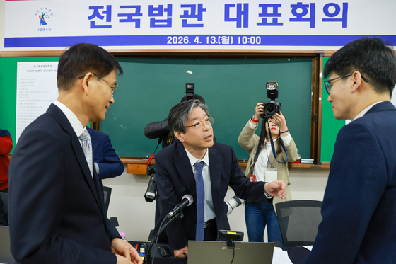 송승용·강동원 후보와 대화하는 문광섭 임시의장