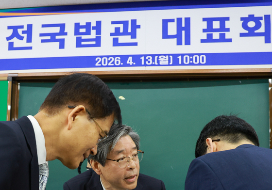 의장 후보들과 대화하는 문광섭 임시의장