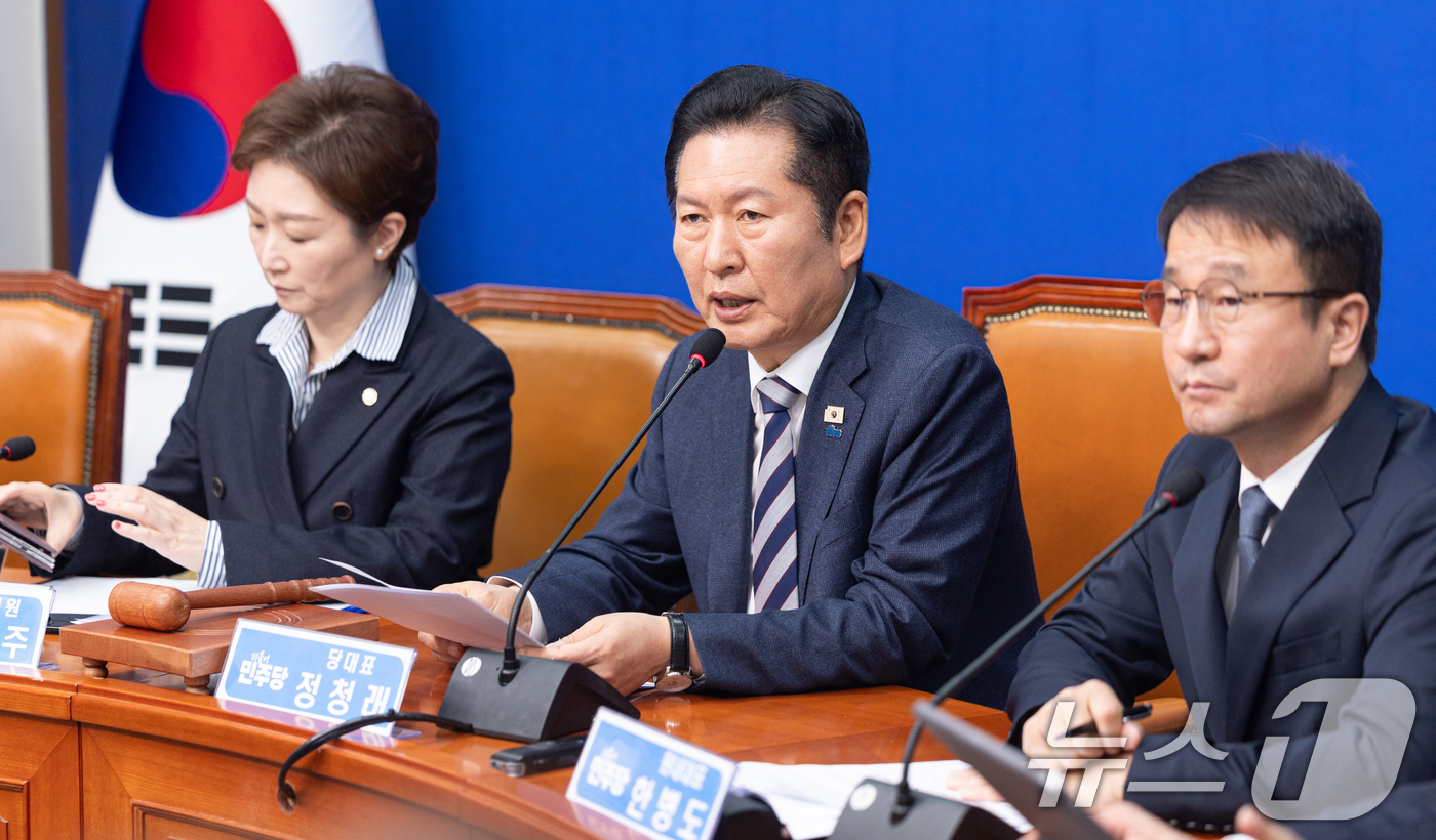 (서울=뉴스1) 이승배 기자 = 정청래 더불어민주당 대표가 13일 서울 여의도 국회에서 열린 최고위원회의에서 모두발언하고 있다. 2026.4.13/뉴스1