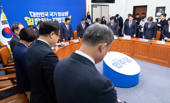 순직 소방관들을 위한 묵념