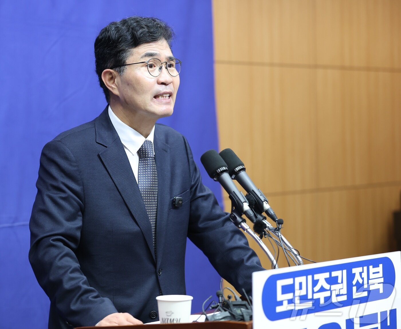 본문 이미지 - 이원택 더불어민주당 전북도지사 후보가 13일 전북 전주시 전북특별자치도의회에서 도지사 후보 확정 관련 기자회견을 열고 질의에 답변을 하고 있다. 2026.4.13 ⓒ 뉴스1 유경석 기자