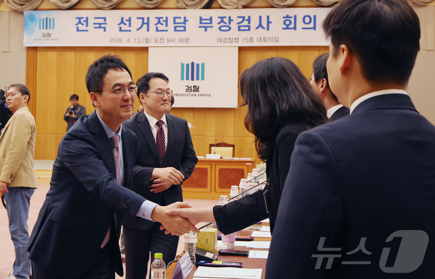 (서울=뉴스1) 임세영 기자 = 구자현 검찰총장 직무대행이 13일 오전 서울 서초구 대검찰청에서 열린 전국 선거전담 부장검사 회의에서 참석자들과 악수를 나누고 있다. 2026.4. …