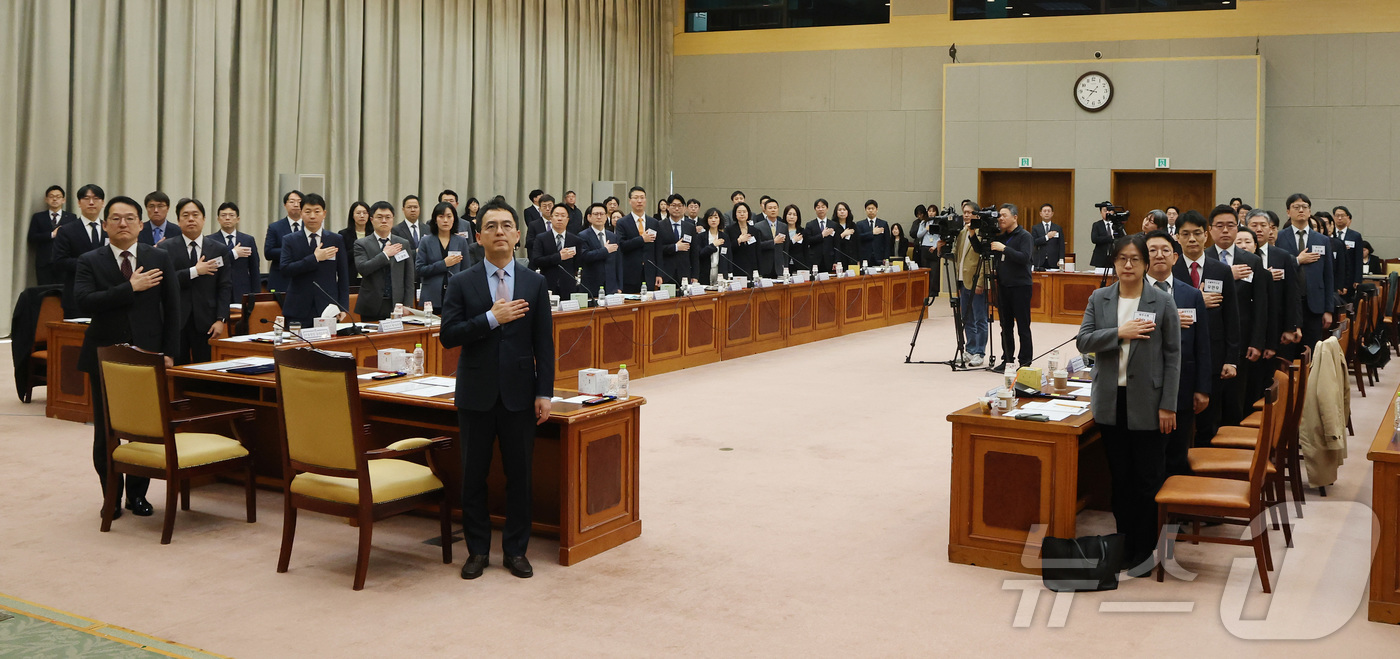 (서울=뉴스1) 임세영 기자 = 구자현 검찰총장 직무대행 및 참석자들이 13일 오전 서울 서초구 대검찰청에서 열린 전국 선거전담 부장검사 회의에서 국민의례를 하고 있다. 2026. …