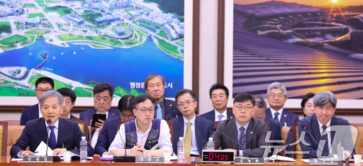 (서울=뉴스1) 신웅수 기자 = 안홍섭 한국건설안전학회 명예회장이 13일 서울 여의도 국회 국토교통위원회에서 열린 건설안전특별법안 관련 공청회에서 발언하고 있다. 2026.4.13 …