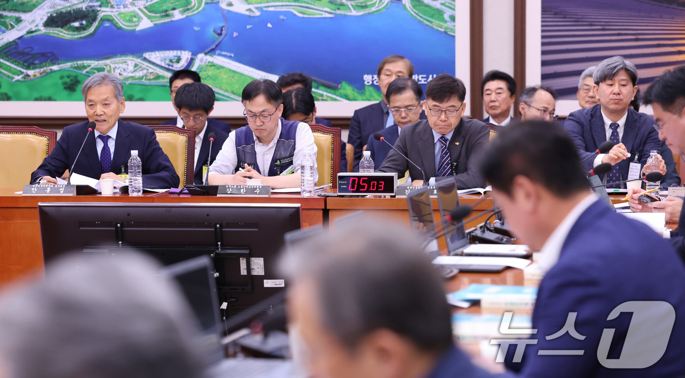 (서울=뉴스1) 신웅수 기자 = 안홍섭 한국건설안전학회 명예회장이 13일 서울 여의도 국회 국토교통위원회에서 열린 건설안전특별법안 관련 공청회에서 발언하고 있다. 2026.4.13 …