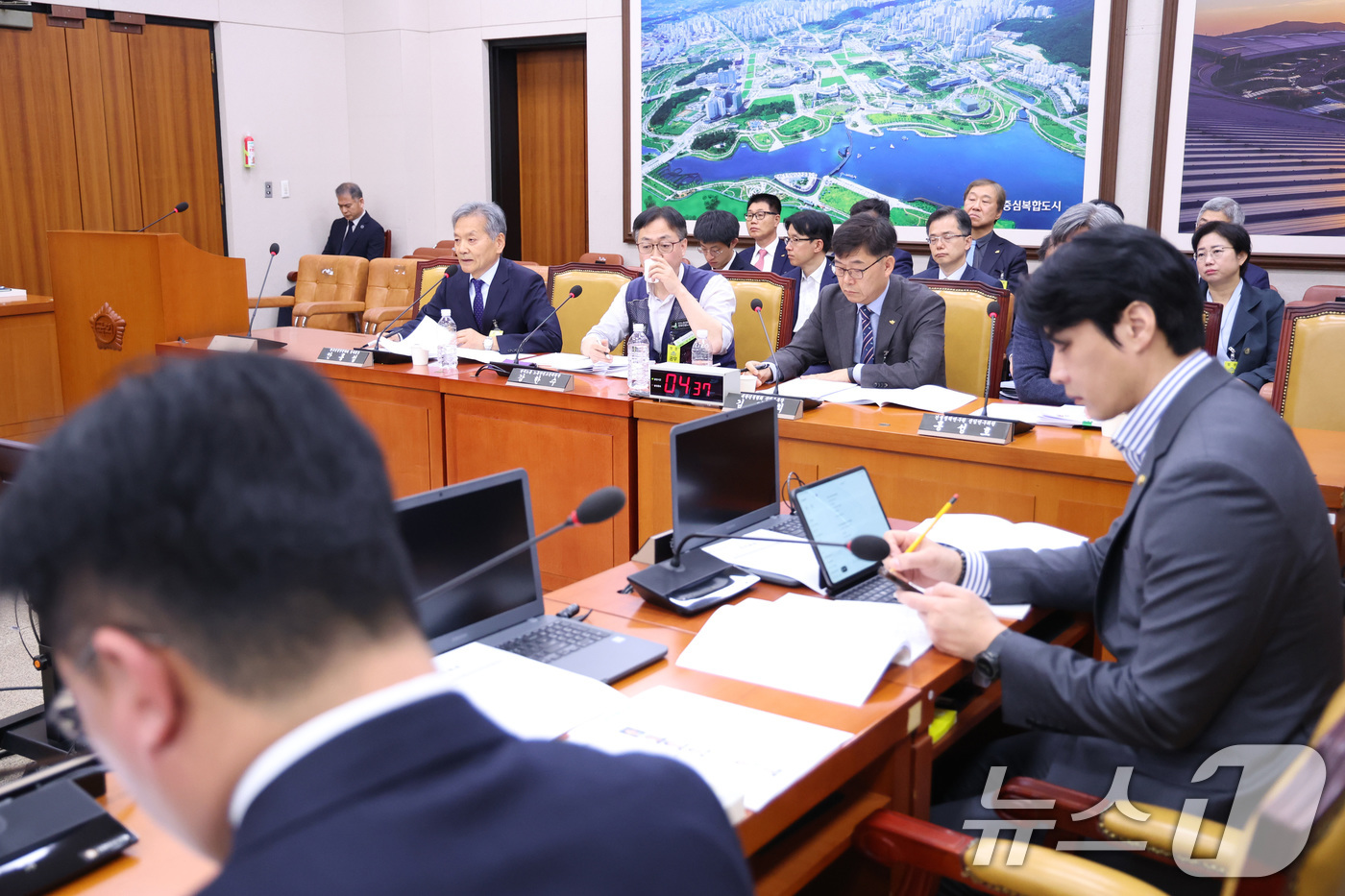 (서울=뉴스1) 신웅수 기자 = 안홍섭 한국건설안전학회 명예회장이 13일 서울 여의도 국회 국토교통위원회에서 열린 건설안전특별법안 관련 공청회에서 발언하고 있다. 2026.4.13 …