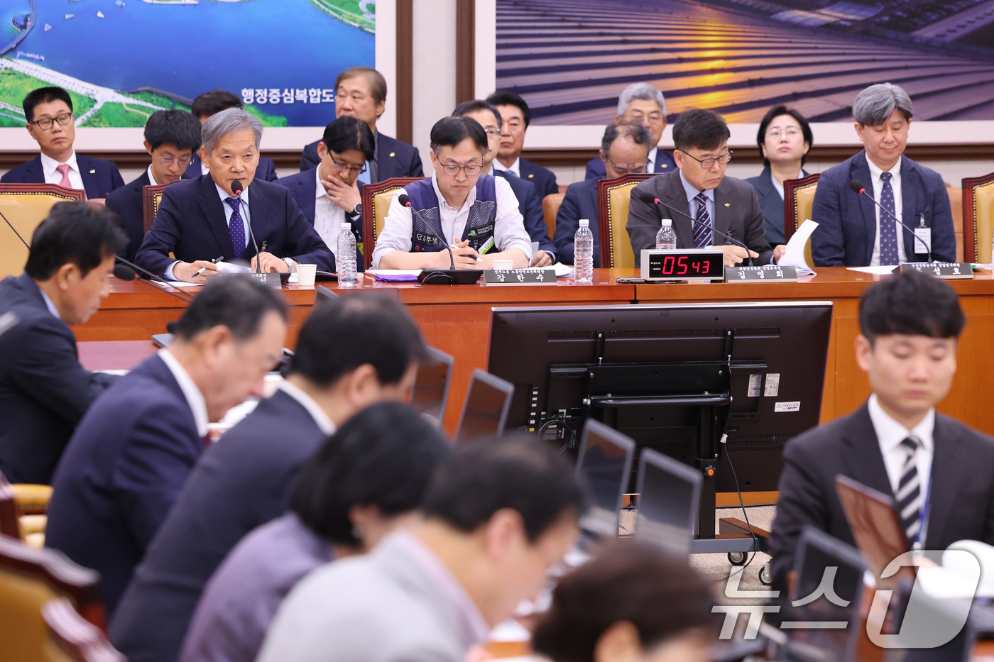 (서울=뉴스1) 신웅수 기자 = 안홍섭 한국건설안전학회 명예회장이 13일 서울 여의도 국회 국토교통위원회에서 열린 건설안전특별법안 관련 공청회에서 발언하고 있다. 2026.4.13 …