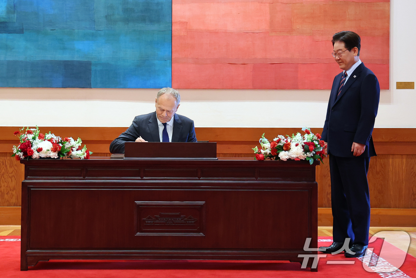 (서울=뉴스1) 이재명 기자 = 이재명 대통령이 13일 청와대에서 정상회담에 앞서 도날드 투스크 폴란드 총리의 방명록 작성을 지켜보고 있다. (청와대통신사진기자단) 2026.4.1 …