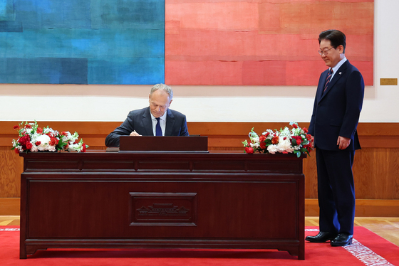 방명록 작성하는 투스크 폴란드 총리