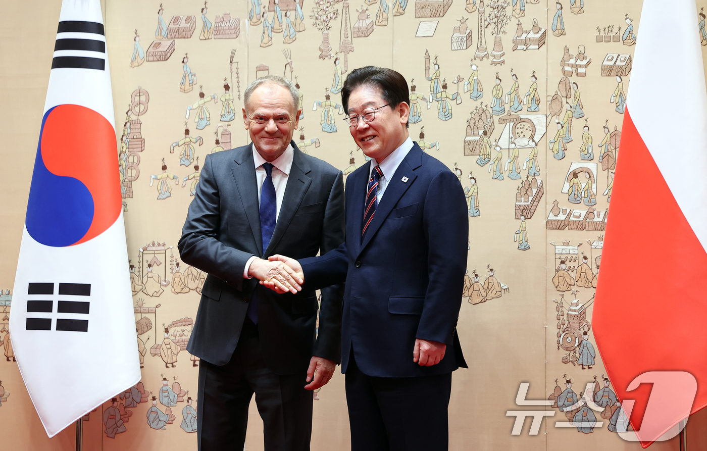 (서울=뉴스1) 이재명 기자 = 이재명 대통령과 도날드 투스크 폴란드 총리가 13일 청와대에서 정상회담에 앞서 기념촬영을 하고 있다. (청와대통신사진기자단) 2026.4.13/뉴스 …