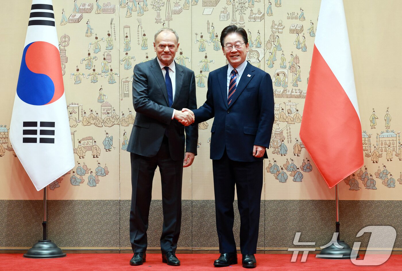 본문 이미지 - 이재명 대통령과 도날드 투스크 폴란드 총리가 13일 청와대에서 정상회담에 앞서 기념촬영을 하고 있다. (청와대통신사진기자단) 2026.4.13 ⓒ 뉴스1 허경 기자