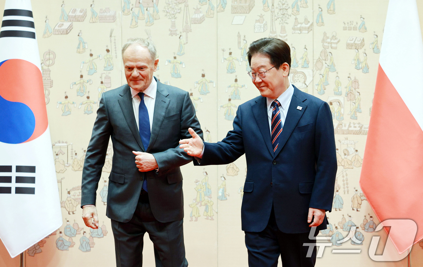 (서울=뉴스1) 허경 기자 = 이재명 대통령과 도날드 투스크 폴란드 총리가 13일 청와대에서 정상회담에 앞서 기념촬영을 하고 있다. (청와대통신사진기자단) 2026.4.13/뉴스1 …