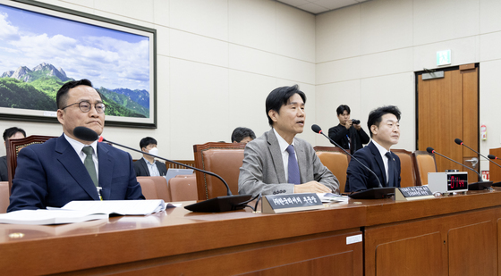 질의 답변하는 이창훈 위원장