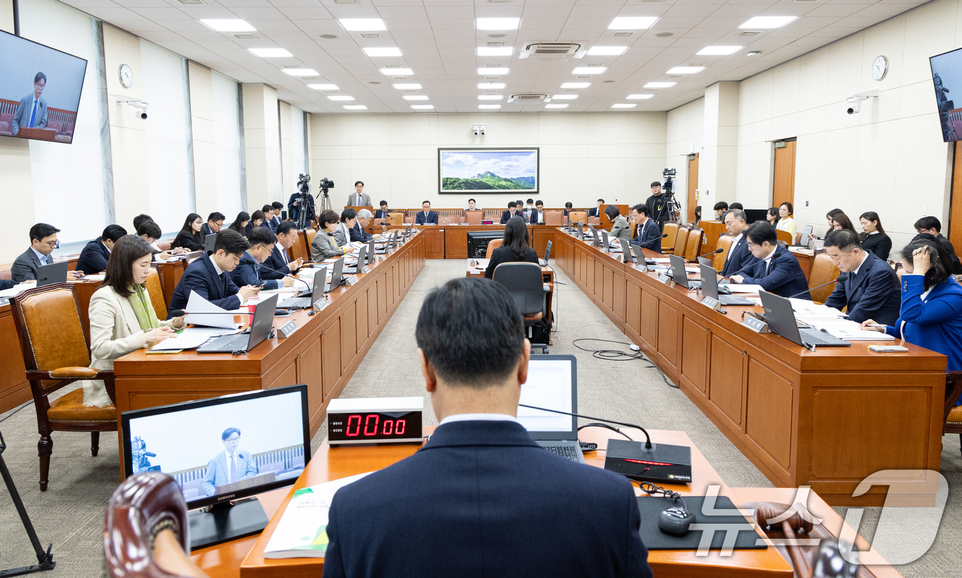 (서울=뉴스1) 이승배 기자 = 이창훈 기후 위기 대응 방안에 대한 공론화위원장이 13일 서울 여의도 국회에서 열린 제434회국회(임시회) 기후위기 특별위원회 제10차 전체회의에서 …