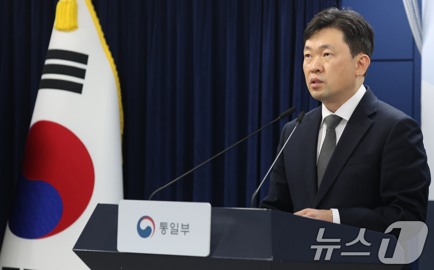(서울=뉴스1) 김명섭 기자 = 윤민호 통일부 대변인이 13일 서울 종로구 세종대로 정부서울청사에서 현안 관련 정례브리핑을 하고 있다. 2026.4.13/뉴스1