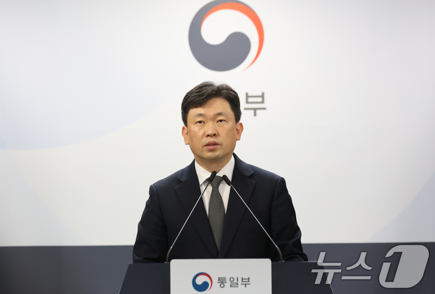 (서울=뉴스1) 김명섭 기자 = 윤민호 통일부 대변인이 13일 서울 종로구 세종대로 정부서울청사에서 현안 관련 정례브리핑을 하고 있다. 2026.4.13/뉴스1