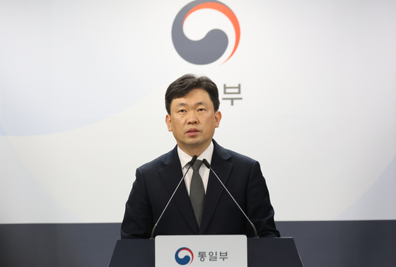 정례 브리핑하는 윤민호 통일부 대변인