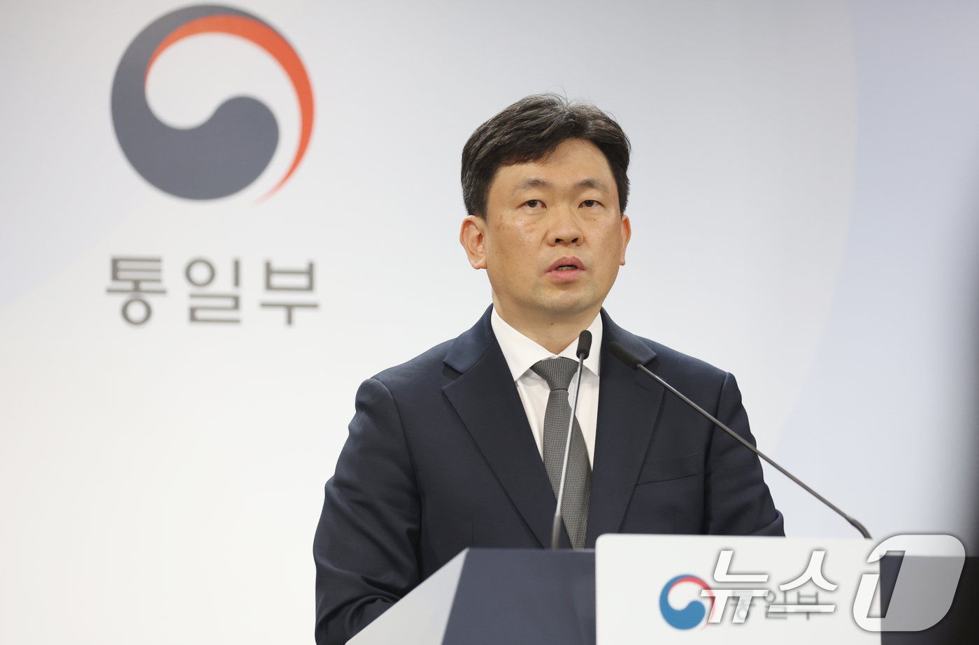 (서울=뉴스1) 김명섭 기자 = 윤민호 통일부 대변인이 13일 서울 종로구 세종대로 정부서울청사에서 현안 관련 정례브리핑을 하고 있다. 2026.4.13/뉴스1
