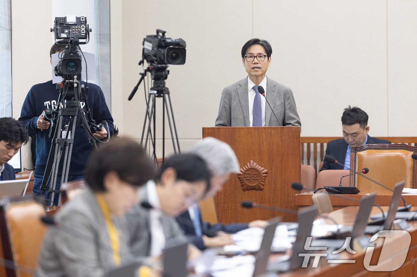 (서울=뉴스1) 이승배 기자 = 이창훈 기후 위기 대응 방안에 대한 공론화위원장이 13일 서울 여의도 국회에서 열린 제434회국회(임시회) 기후위기 특별위원회 제10차 전체회의에서 …