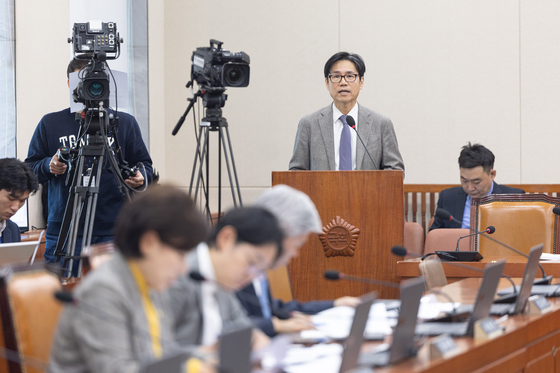 결과 보고하는 이창훈 위원장