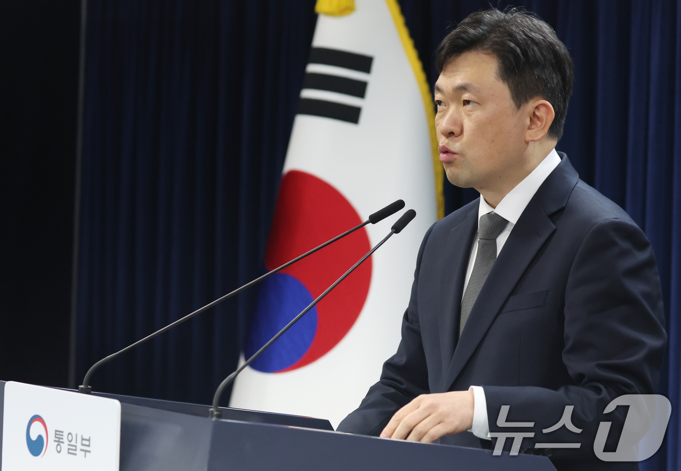 (서울=뉴스1) 김명섭 기자 = 윤민호 통일부 대변인이 13일 서울 종로구 세종대로 정부서울청사에서 현안 관련 정례브리핑을 하고 있다. 2026.4.13/뉴스1