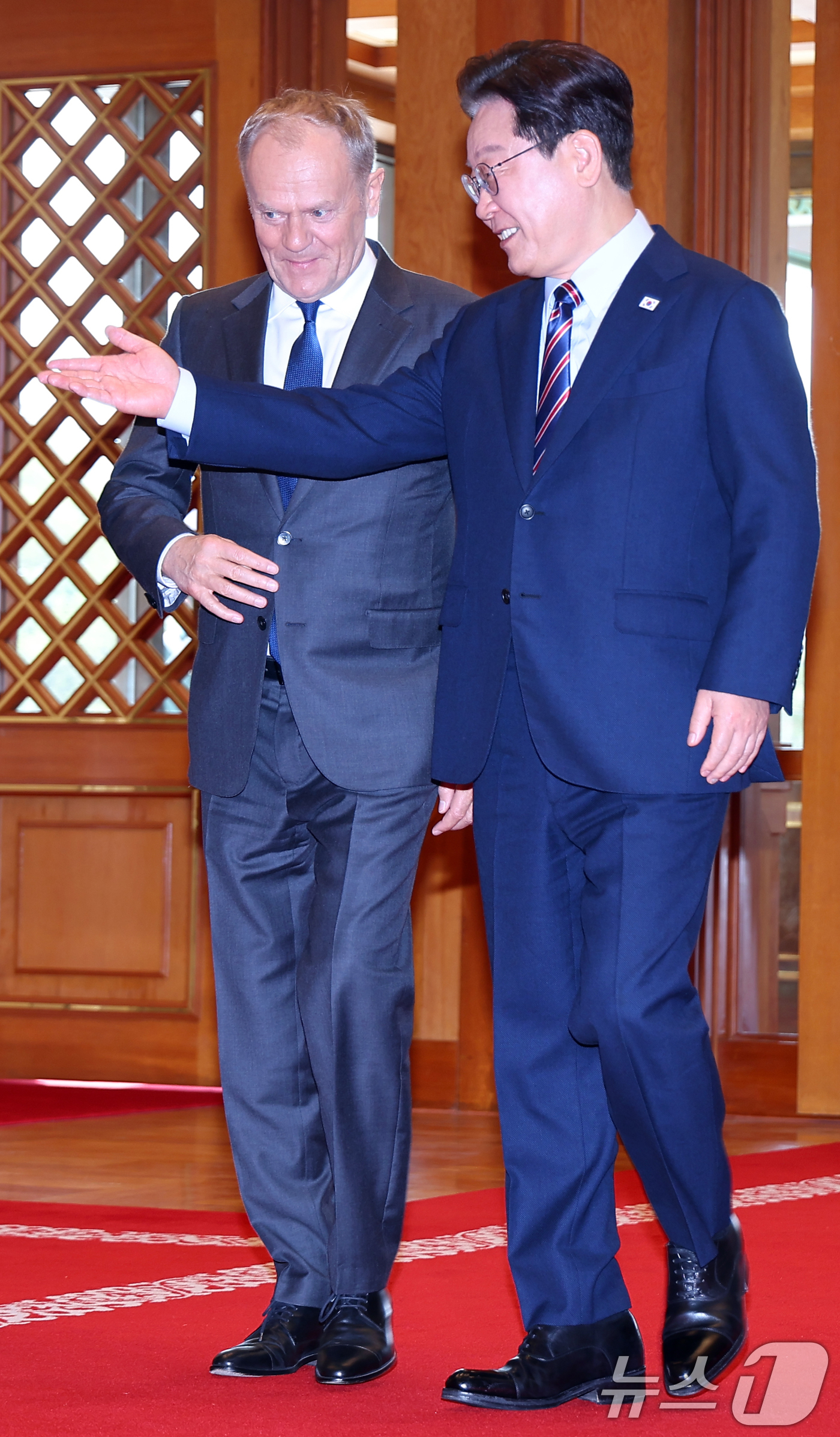 (서울=뉴스1) 이재명 기자 = 이재명 대통령과 도날드 투스크 폴란드 총리가 13일 청와대에서 방명록에 서명하기 위해 이동하고 있다. (청와대통신사진기자단) 2026.4.13/뉴스 …