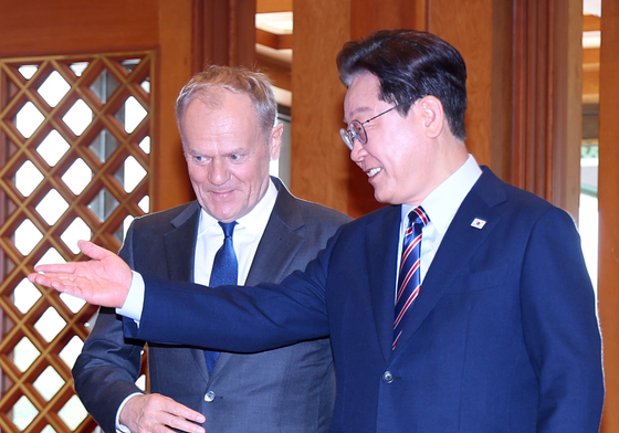 함께 이동하는 이재명 대통령·투스크 총리