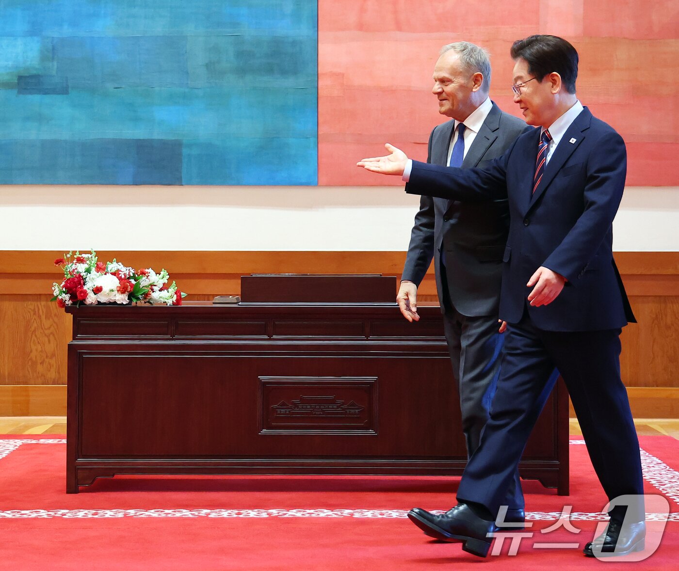 본문 이미지 - 이재명 대통령과 도날드 투스크 폴란드 총리가 13일 청와대에서 정상회담에 앞서 기념촬영을 하기 위해 이동하고 있다. (청와대통신사진기자단) 2026.4.13 ⓒ 뉴스1 이재명 기자