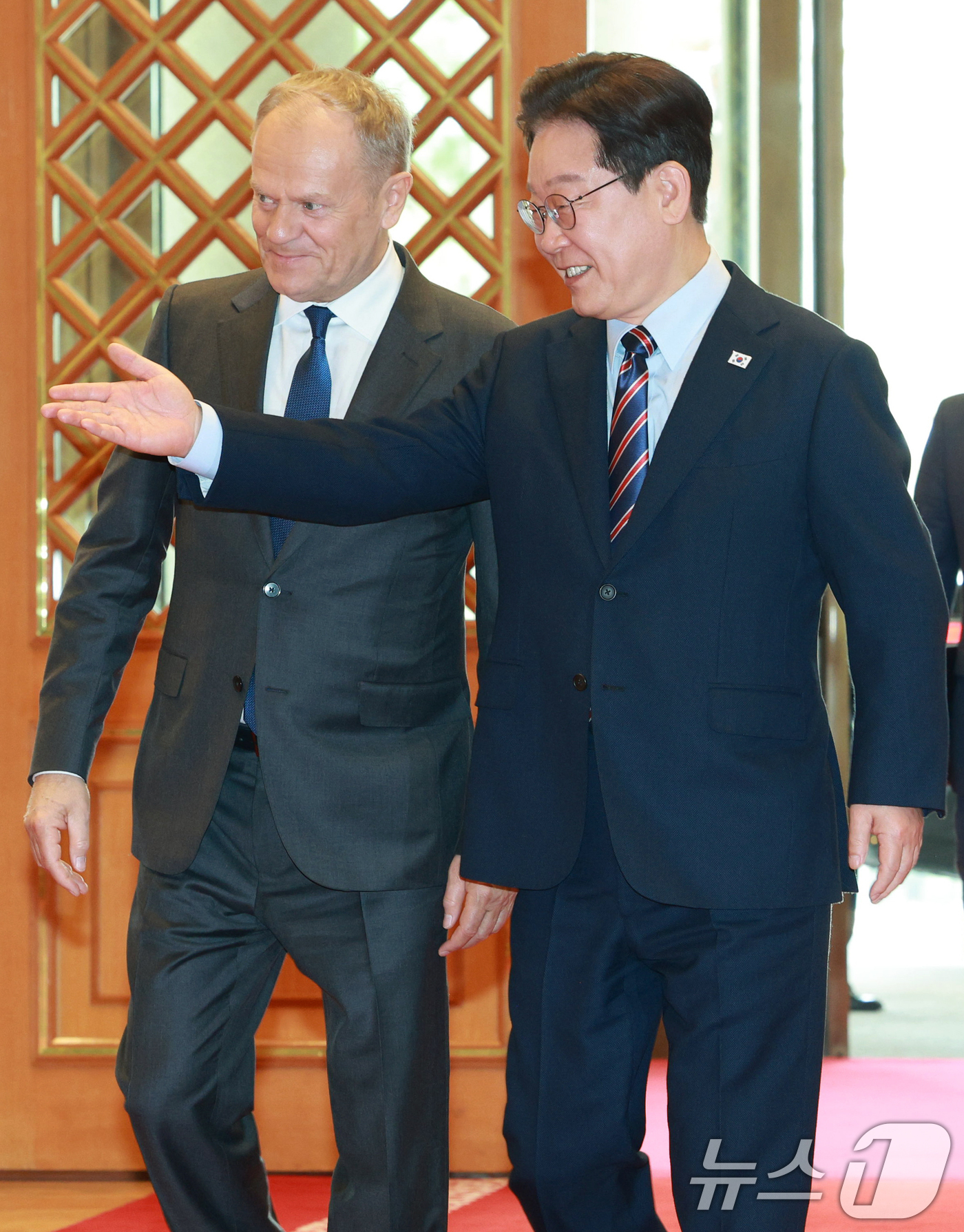 (서울=뉴스1) 허경 기자 = 이재명 대통령과 도날드 투스크 폴란드 총리가 13일 청와대에서 방명록에 서명하기 위해 이동하고 있다. (청와대통신사진기자단) 2026.4.13/뉴스1 …