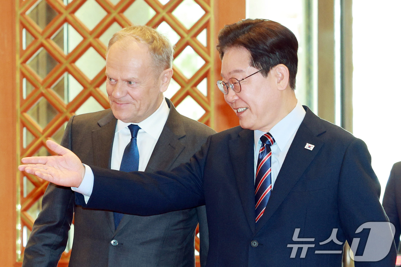 (서울=뉴스1) 허경 기자 = 이재명 대통령과 도날드 투스크 폴란드 총리가 13일 청와대에서 방명록에 서명하기 위해 이동하고 있다. (청와대통신사진기자단) 2026.4.13/뉴스1 …